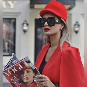 GUCCI AT THEIR BEST, UPDATED CLASSIC SHINY BLACK WITH BOLD “GG” LOGO SUNGLASSES